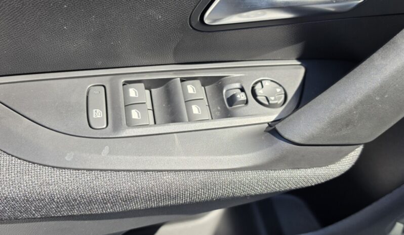 PEUGEOT 2008 FL 1.2 100hp STYLE full