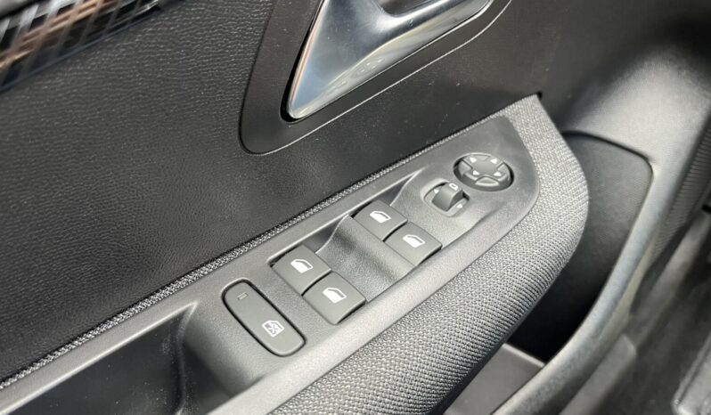 PEUGEOT 208 FL 1.2 100hp STYLE full